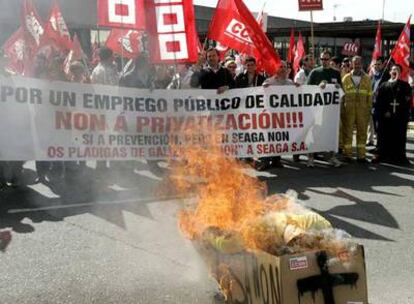 Trabajadores temporales del servicio de extinción de incendios de la Xunta concentrados hoy ante medio ambiente