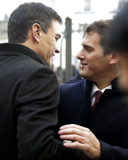 Los líderes del PSOE y Ciudadanos, Pedro Sánchez (i) y Albert Rivera, respectivamente, a su llegada al Congreso.