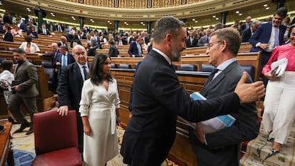 Santiago Abascal, líder de Vox, saluda a Alberto Núñez Feijóo, al final de la primera votación de la investidura fallida del presidente del PP el pasado septiembre. 