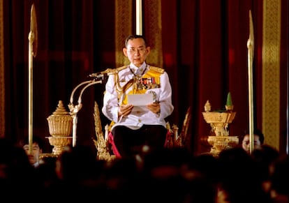 El rey Bhumibol, leyendo un discurso ante los miembros del Parlamento tailandés en 1995.