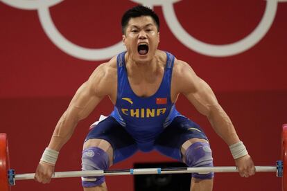 Lyu Xiaojun, de China, en una de las pruebas de levantamiento de pesas masculino de 81 kg.