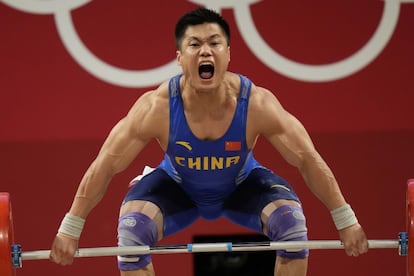 Lyu Xiaojun, de China, en una de las pruebas de levantamiento de pesas masculino de 81 kg.