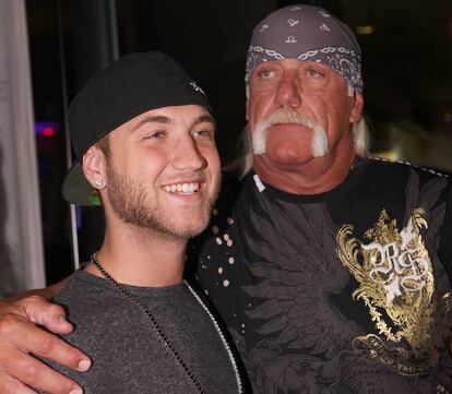 Nick Hogan (1990, EE UU), hijo de la estrella de la lucha Hulk Hogan (1953, EE UU), tenía 17 años cuando perdió el control de su coche, un Toyota Supra, y se estrelló contra una palmera en Florida. Su mejor amigo, John Graziano, que iba en el asiento del copiloto y no llevaba el cinturón de seguridad, sobrevivió al accidente, pero sufrió daños cerebrales severos. Desde ese momento, Graziano, un veterano de la guerra de Irak, quedó relegado a pasar el resto de sus días en un estado semi-consciente, necesitando cuidados las 24 horas del día. Nick fue acusado de participar en una carrera callejera que desencadenó el fatal accidente, algo que él negó categóricamente. El padre de Graziano no tardó en culpar públicamente a Nick de la desgracia de su hijo: "Lo que Al Qaeda no pudo hacerle a mi hijo, [Nick] lo hizo en cuestión de minutos". Tras estas declaraciones, los Hogan, que siempre han apoyado a su hijo, llegaron a un acuerdo millonario que sirvió para apaciguar a la familia Graziano durante un tiempo. Nick se declaró culpable de conducción imprudente y fue condenado a ocho meses de cárcel. "Realmente aprendí mucho acerca de separarme de mi ego. Por aquel entonces era joven, inmaduro y totalmente imprudente" , declaró a ABC News tras salir de prisión. "Es difícil avanzar, despertarse todos los días y mantenerse positivo cuando hay algo que es terriblemente devastador. Muchos días ni siquiera puedo salir de la cama. Rezo para poder enfrentarlo. Es un tormento que llevo conmigo siempre", asegura Nick. Sin embargo, los Graziano no creen en el arrepentimiento de Nick: "No ha hecho nada para mostrar arrepentimiento. No creemos ni una palabra de lo que dice sobre el remordimiento". En la imagen, Nick Hogan y Hulk Hogan en Las Vegas, en 2009.