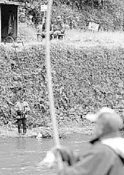 Pescadores en el río Bidasoa.