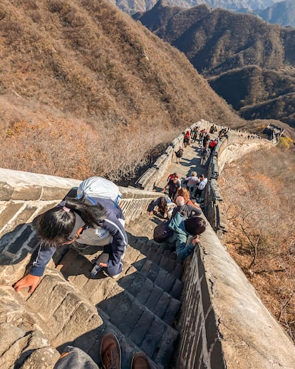 Para recorrer la Gran Muralla, el calzado debe ser cómodo, antideslizante y con buen agarre. En la imagen, uno de los tramos en la sección de Mutianyu.