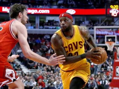 LeBron James intenta penetrar ante Pau Gasol.