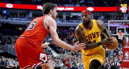 LeBron James intenta penetrar ante Pau Gasol.