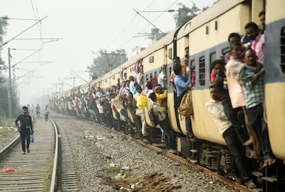 Un tren atestado de personas a su paso por  Patna, en el noreste de la India, el pasado 8 de noviembre de 2022.  