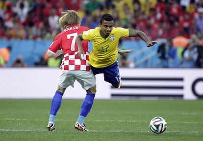 Luiz Gustavod de Brasil, derecha, choca con el croata Ivan Rakitic, durante el grupo A de la Copa Mundial.