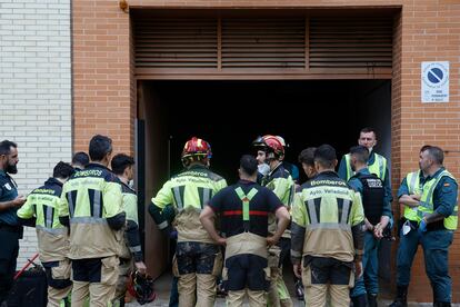 Bomberos del ayuntamiento de Valladolid trabajan en un garaje privado de la localidad de Picanya, este lunes. 