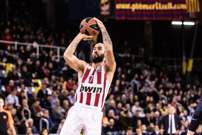 Spanoulis lanza durante un partido con el Olympiacos.