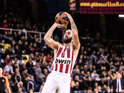 Spanoulis lanza durante un partido con el Olympiacos.