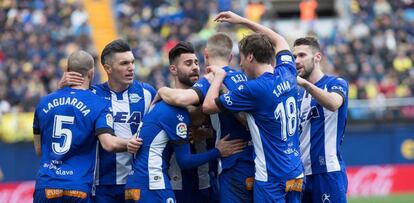 Los jugadores del Alavés celebran un gol ante el Villarreal.