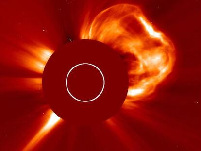 Una potente eyección de masa de la corona del Sol captada por el SOHO.