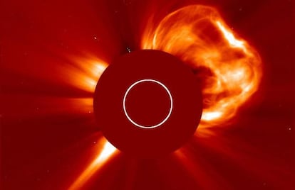 Una potente eyección de masa de la corona del Sol captada por el SOHO.