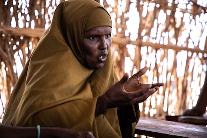 La sequía en la región Somali, al este de Etiopía, está golpeando muy duramente a la población. Muchas familias se han mudado a campamentos de desplazados internos como el de Farburo 2, donde esta madre explica las dificultades que enfrenta a diario para obtener alimentos y otros suministros.