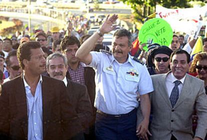 El coronel Pedro Soto saluda a sus seguidores en el aeropuerto militar de La Carlota (Caracas), tras presentarse a sus superiores.