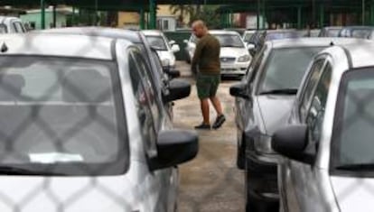 La aparición del portal llega tres semanas después de que el Gobierno de Raúl Castro abriera la venta de vehículos nuevos y usados en las comercializadoras minoristas, eliminando la necesidad de un permiso estatal para poder realizar las compras. EFE/Archivo