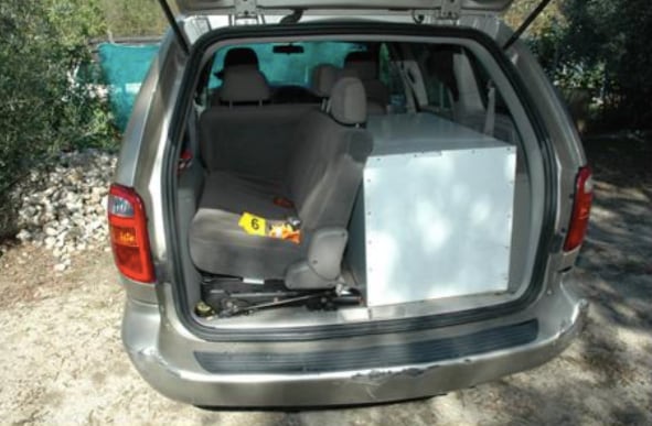 La caja de madera en la que estaba el bidón con cal en el que fue hallado Manuel, un anciano presuntamente asesinado por sus cuidadores.