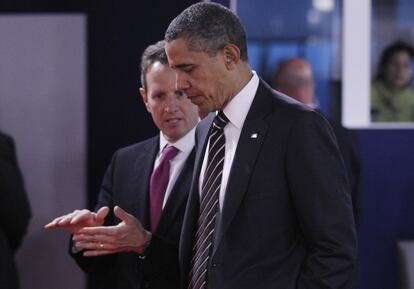 El presidente de EE UU, Barack Obama, habla con el Secretario del Tesoro, Tim Geithner, en la cumbre del G-20 de Cannes