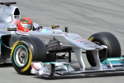 Michael Schumacher pilota su Mercedes durante la jornada de entrenamientos en Montmeló.