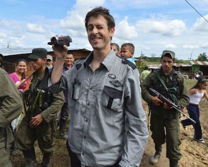 El periodista francés Roméo Langlois toma vídeo mientras es entregado por las FARC en Colombia.