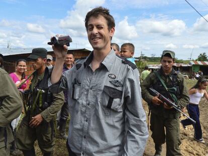 El periodista francés Roméo Langlois toma vídeo mientras es entregado por las FARC en Colombia.