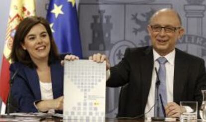 La vicepresidenta del Gobierno, Soraya S&aacute;enz de Santamar&iacute;a, y el ministro de Hacienda, Crist&oacute;bal Montoro.