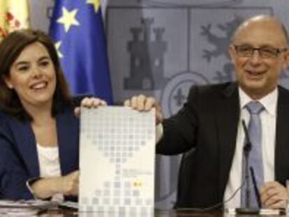 La vicepresidenta del Gobierno, Soraya S&aacute;enz de Santamar&iacute;a, y el ministro de Hacienda, Crist&oacute;bal Montoro.