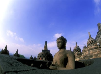 Estatua de Buda en los templos de Borobudur, en la isla indonesia de Java