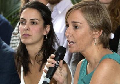 Rira Maestre y Tania Sánchez, en el centro, durante la presentación de su iniciativa.