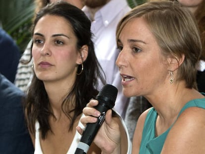 Rira Maestre y Tania S&aacute;nchez, en el centro, durante la presentaci&oacute;n de su iniciativa.