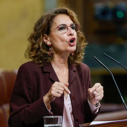 MADRID, 20/11/2024.- La vicepresidenta primera del Gobierno y ministra de Hacienda, María Jesús Montero, interviene durante la sesión de control al Gobierno que se celebra este miércoles en el Congreso. EFE/ Mariscal
