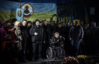 Yulia Tymoshenko, icono de la oposición ucraniana habla en la Plaza de la Independencia, momentos después de que el Parlamento votó a favor de celebrar elecciones presidenciales anticipadas en mayo.