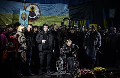 Yulia Tymoshenko, icono de la oposición ucraniana habla en la Plaza de la Independencia, momentos después de que el Parlamento votó a favor de celebrar elecciones presidenciales anticipadas en mayo.