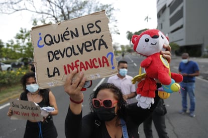 Un grupo de manifestantes bloqueó la Avenida Balboa, una de las principales vías de Ciudad de Panamá para protestar y exigir justicia ante los abusos sexuales y maltratos a menores en albergues supervisados por el Estado.