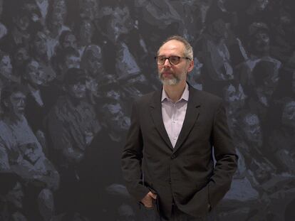 El pintor Wayne Gonzales, ante una de sus obras en el CAC Málaga.