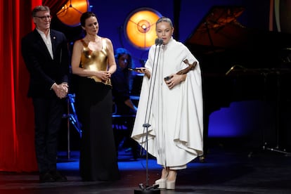 La coreógrafa y bailarina Rocío Molina, durante su discurso de agradecimiento por el premio a la mejor intérprete femenina de danza, con Nacho Duato y Aitana Sánchez-Gijón al fondo.