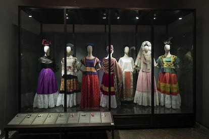 Vista de la exposición 'Las apariencias engañan', en el Museo Frida Kahlo de Ciudad de México.