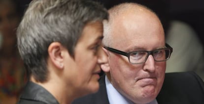 La comisaria Margrethe Vestager, junto al vicepresidente Frans Timmermans, en Bruselas.