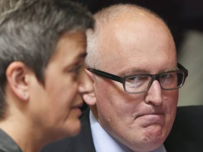 La comisaria Margrethe Vestager, junto al vicepresidente Frans Timmermans, en Bruselas.