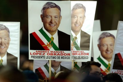 Un grupo de personas con carteles de Andrés Manuel López Obrador.