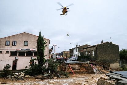 Equipos de rescate de Seguridad Civil evacuan personas en un helicoptero de las calles de Villegailhenc, en el distrido de Aude (Francia), después de las fuertes inundaciones producidas por la llegada del huracán Leslie.