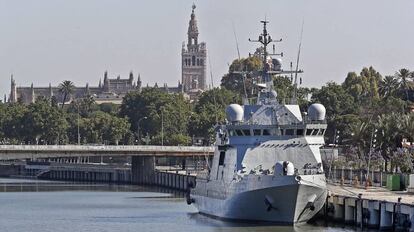 El Buque de Acción Marítima 'Audaz', atracado en el muelle de las Delicias de Sevilla.