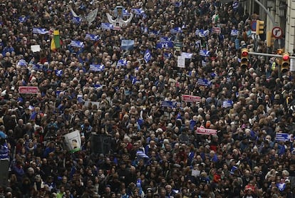 Participantes en la marcha a favor de los refugiados por las calles de Barcelona.