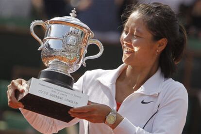 Na Li, sonriente, con el trofeo que la acredita como campeona de Roland Garros.