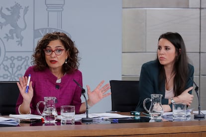 Las ministras de Hacienda e Igualdad Maria Jesús Montero e Irene Montero, en la rueda de prensa posterior al Consejo de Ministros celebrado el 3 de marzo del año pasado.