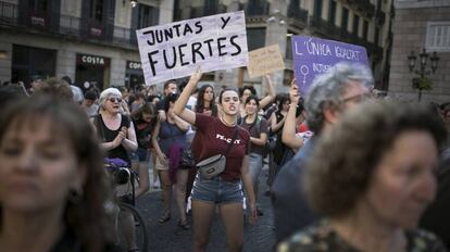 Manifestación en la Plaza Sant Jaume de Barcelona en contra de la puesta en libertad provisional de La Manada, el pasado 22 de junio de 2018. 