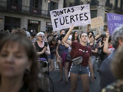 Manifestación en la Plaza Sant Jaume de Barcelona en contra de la puesta en libertad provisional de La Manada, el pasado 22 de junio de 2018. 