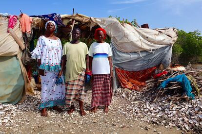 Algunas de las mariscadoras de Mar Fafaco posan ante el campamento construido en los manglares del delta del Sine-Saloum donde procesan las ostras que luego distribuyen por los mercados. Junto a sus compañeras han descubierto que es mejor trabajar unidas, por eso han formado una cooperativa. Antes, actuando en solitario, solo lograban lo necesario para el consumo doméstico. Ahora tienen un remanente que pueden vender y conseguir dinero con el que cubrir sus necesidades.